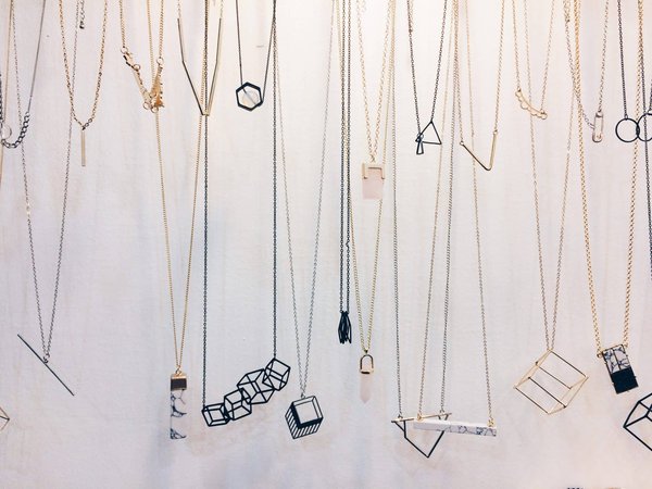 Rangement chic et pratique : découvrez le porte-bijoux mural