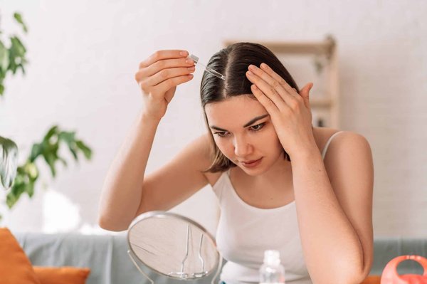 Prenez soin de votre cuir chevelu avec l’huile essentielle cheveux
