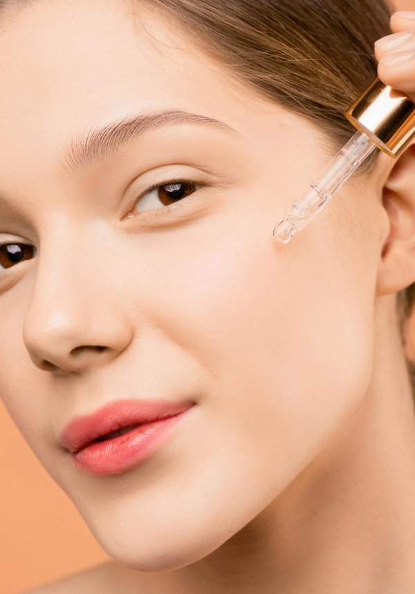 Choisissez le sérum anti cerne qui transforme votre regard
