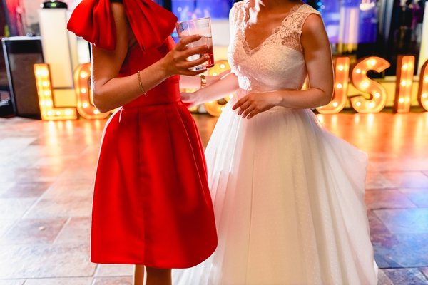 Robes invitée mariage : élégance pour chaque style et budget